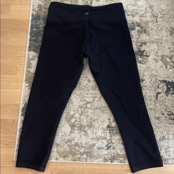 Lululemon reversible wunder under crop size 6 - Picture 3 of 4